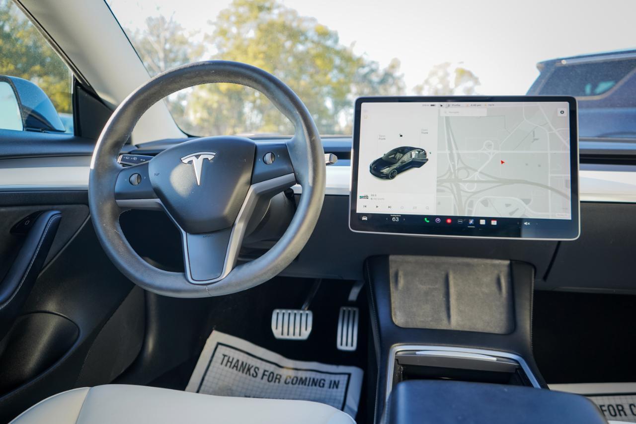 Tesla Model 3 - Thumbnail 8