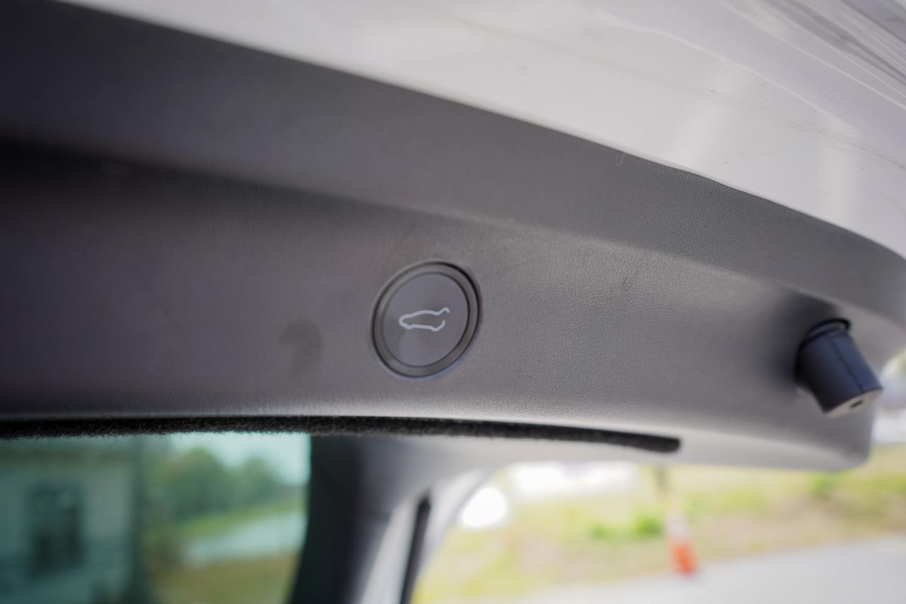 Tesla Model Y - Thumbnail 2