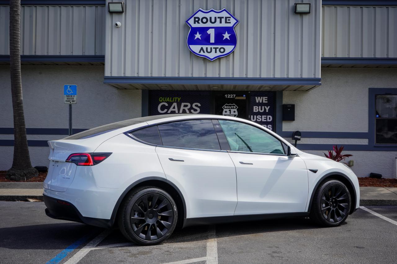 Tesla Model Y - Thumbnail 5