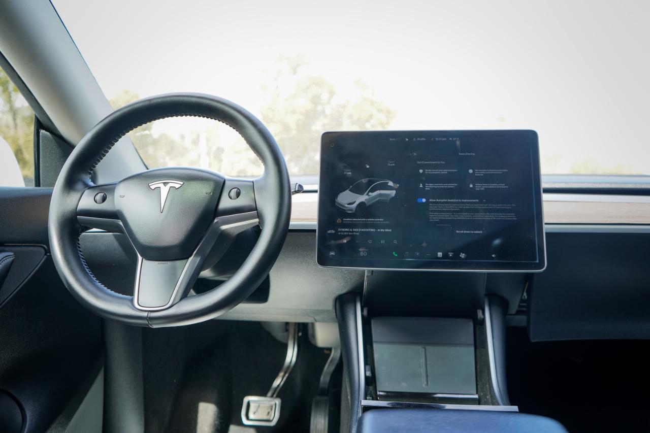 Tesla Model Y - Thumbnail 11