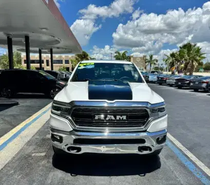 Ram 1500 Crew Cab Limited Pickup 4D 5 1/2 Ft - Thumbnail 3