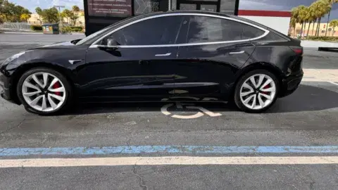 Tesla Model 3 Long Range Sedan 4D - Thumbnail 3