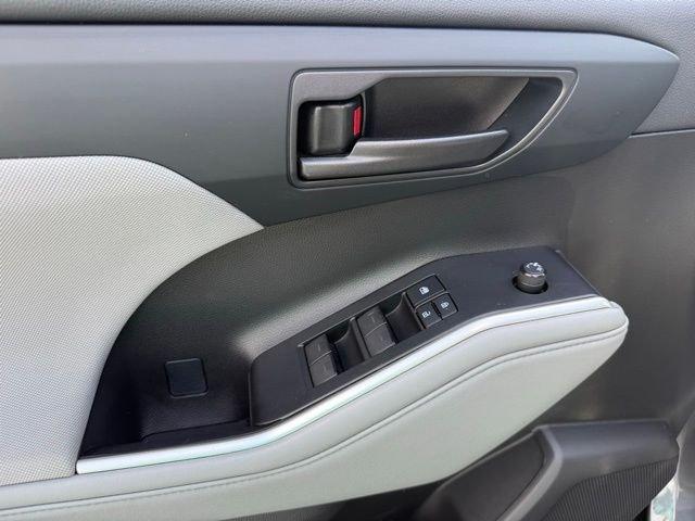 Toyota Highlander L - Thumbnail 16