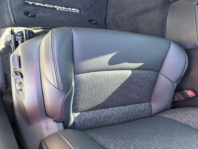 Toyota Tacoma Ltd Hv 4X4 Double Cab - Thumbnail 11