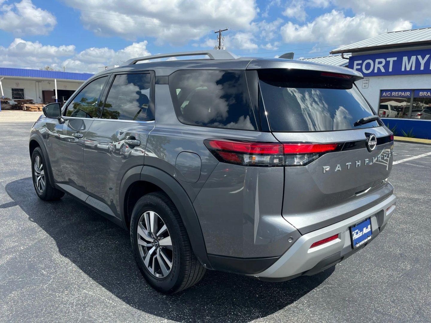 Nissan Pathfinder Sl - Thumbnail 11