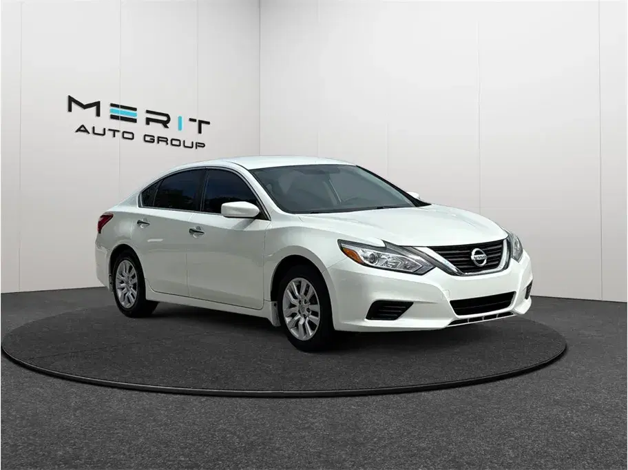 Nissan Altima 2.5 S Sedan 4D - View 1