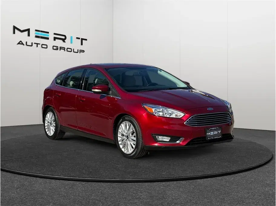 Ford Focus Titanium Hatchback 4D - View 1