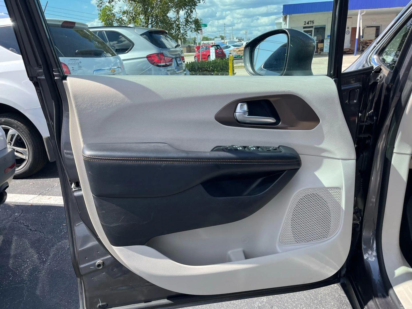 Chrysler Pacifica Touring-L Plus - Thumbnail 17