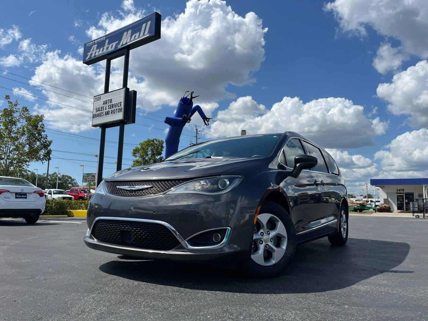 Chrysler Pacifica Touring-L Plus - Thumbnail 3