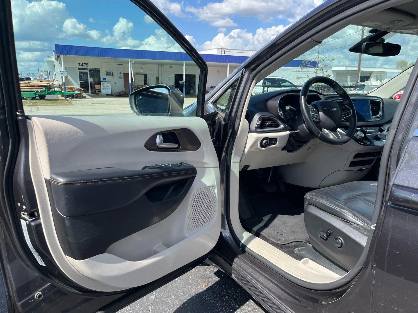 Chrysler Pacifica Touring-L Plus - Thumbnail 16