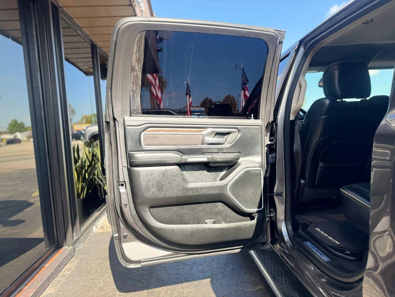 Ram 1500 Crew Cab Laramie Pickup 4D 5 1/2 Ft - Thumbnail 19