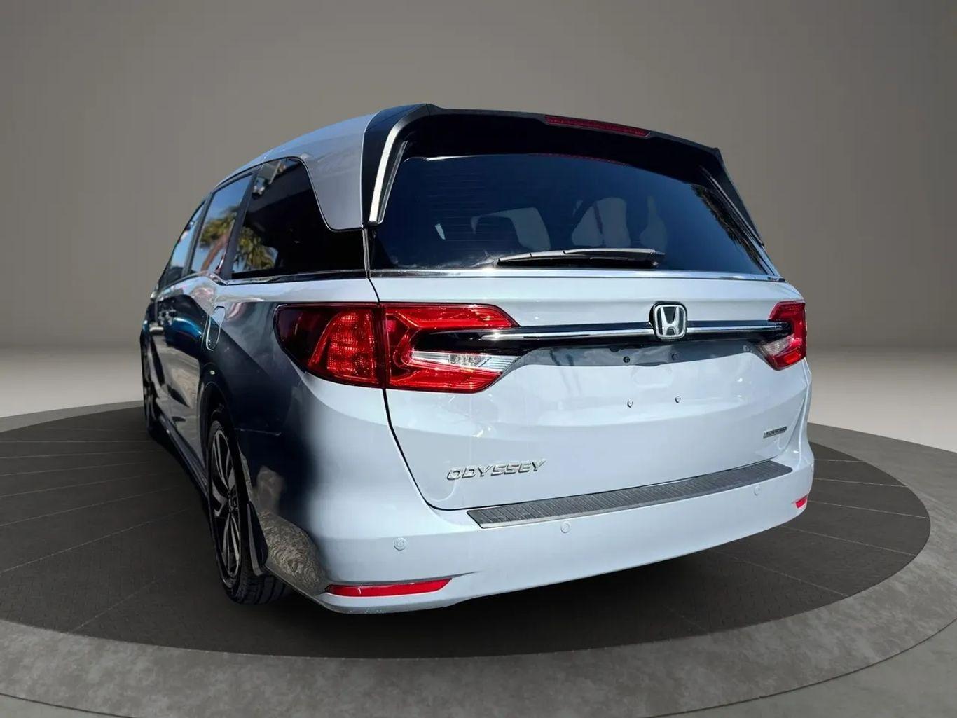 Honda Odyssey Touring Minivan 4D - Thumbnail 10