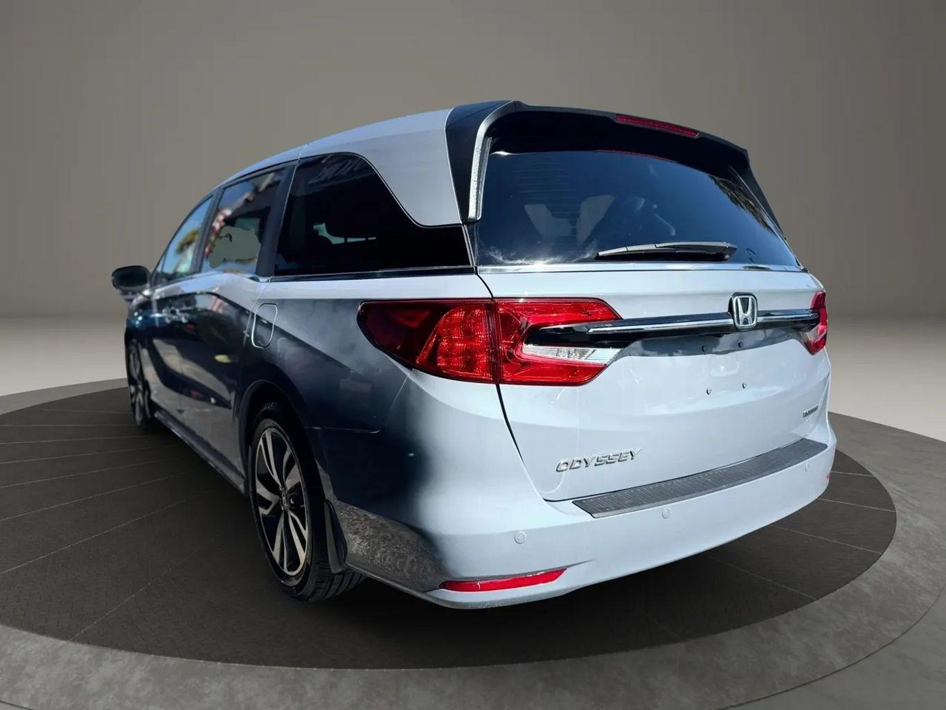 Honda Odyssey Touring Minivan 4D - Thumbnail 9