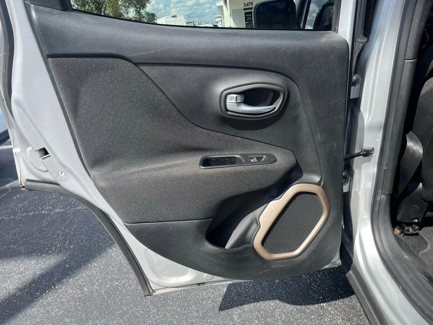 Jeep Renegade Latitude - Thumbnail 20