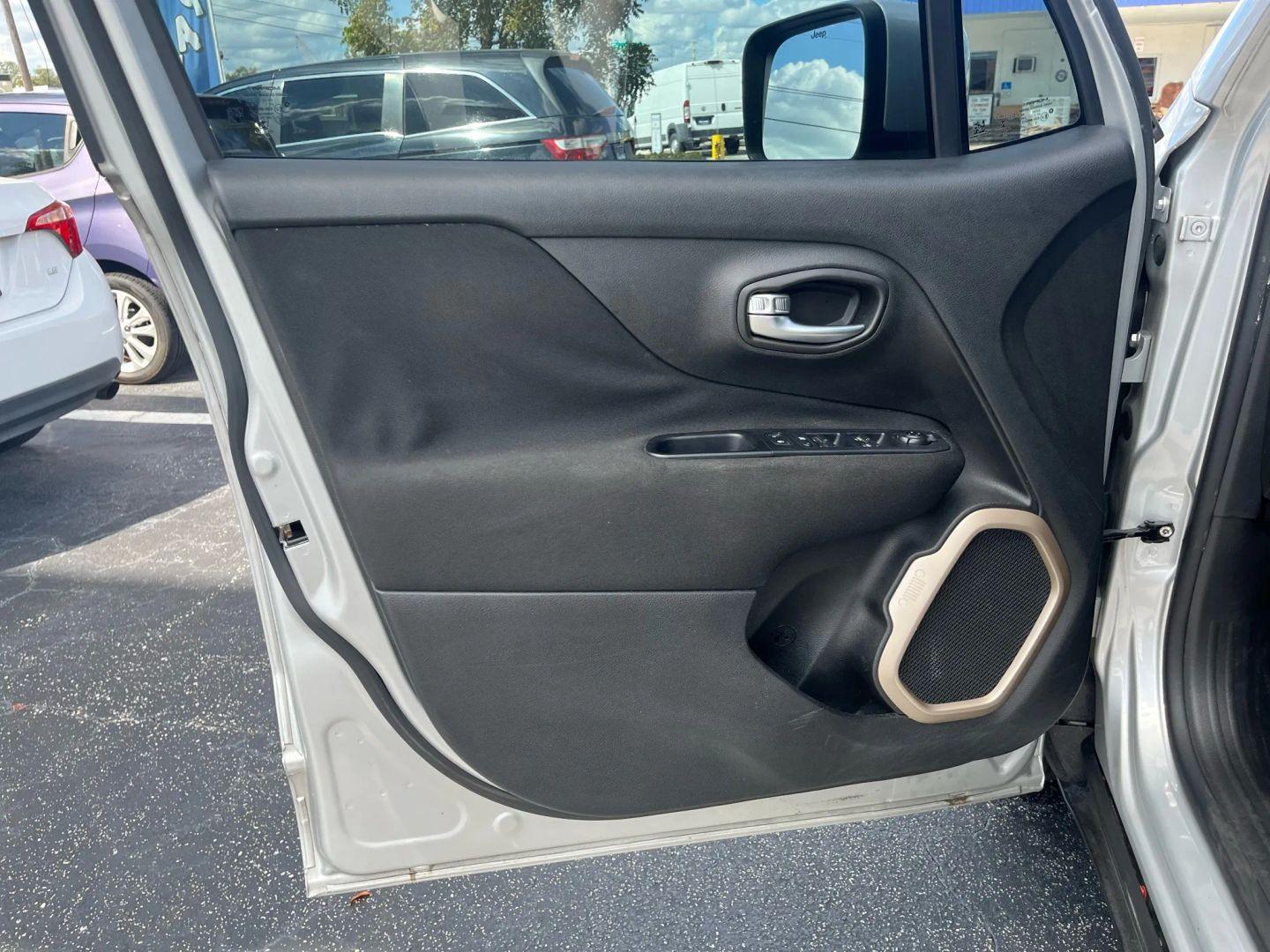 Jeep Renegade Latitude - Thumbnail 17