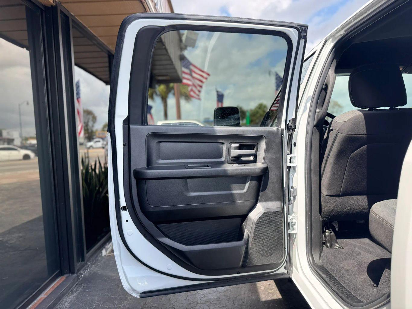 Ram 3500 Crew Cab Tradesman Pickup 4D 8 Ft - Thumbnail 19