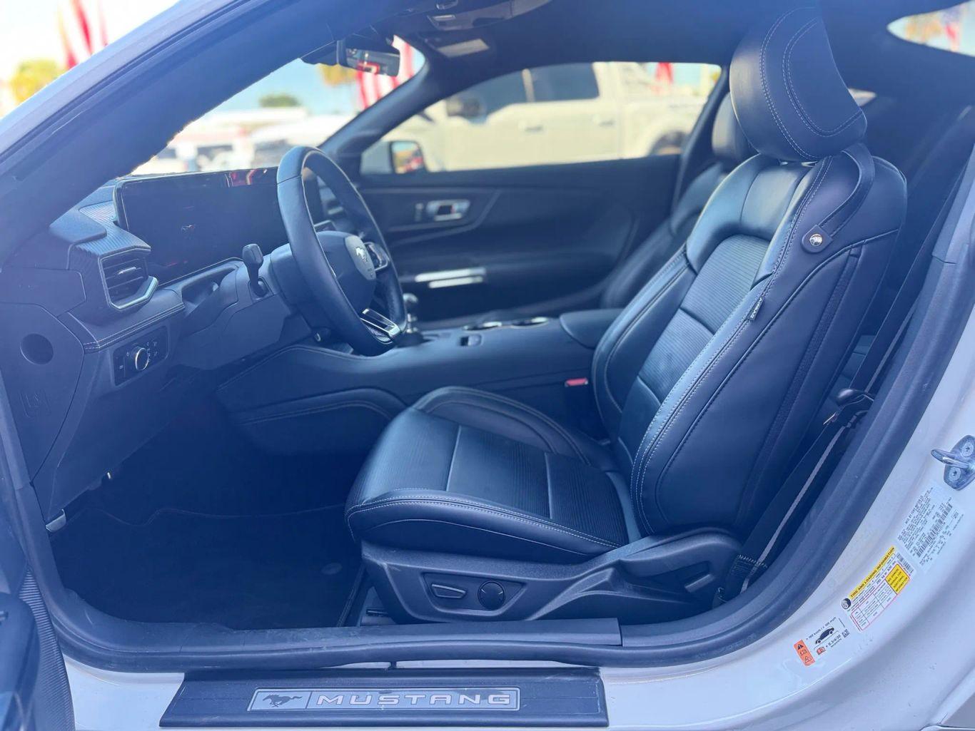 Ford Mustang Gt Premium Coupe 2D - Thumbnail 19