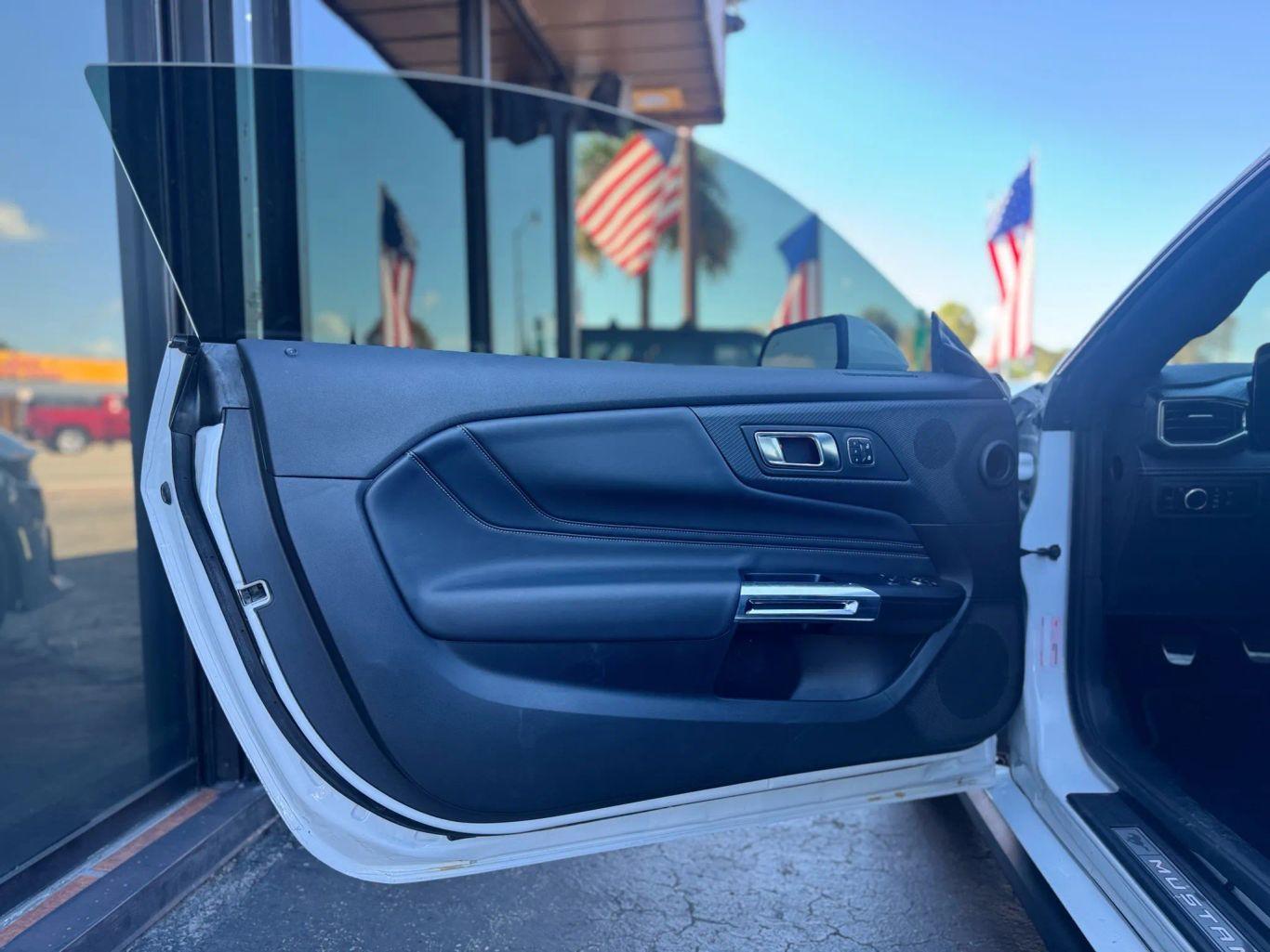 Ford Mustang Gt Premium Coupe 2D - Thumbnail 18