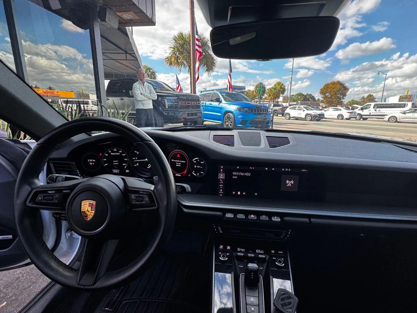 Porsche 911 Carrera Coupe 2D - Thumbnail 18