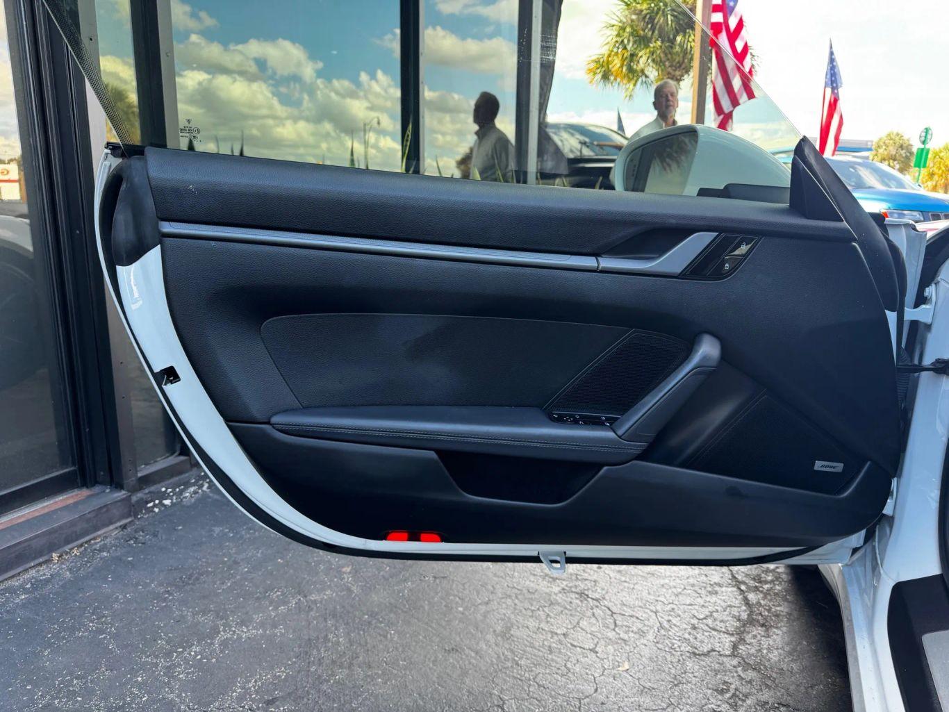 Porsche 911 Carrera Coupe 2D - Thumbnail 12