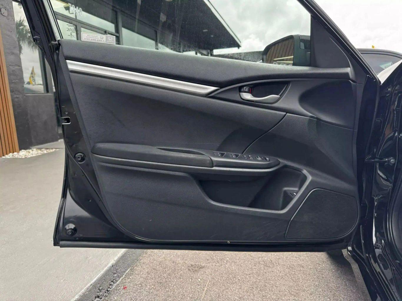 Honda Civic Lx Sedan 4D - Thumbnail 6