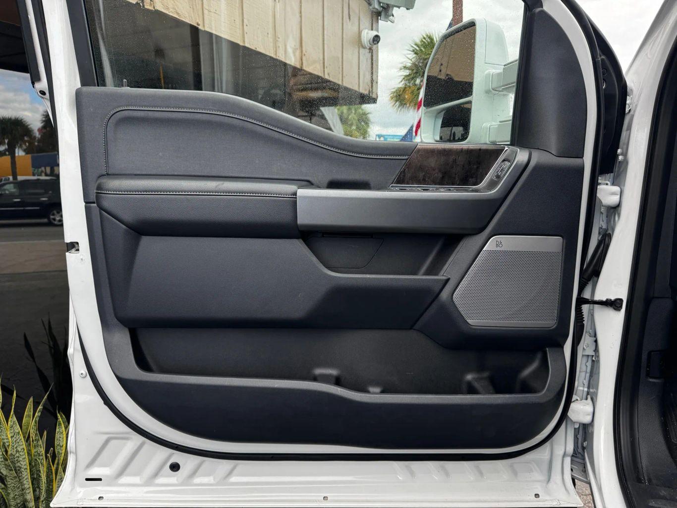 Ford F550 Super Duty Crew Cab & Chassis Lariat W/203" Wb Cab & Chassis 4D - Thumbnail 10