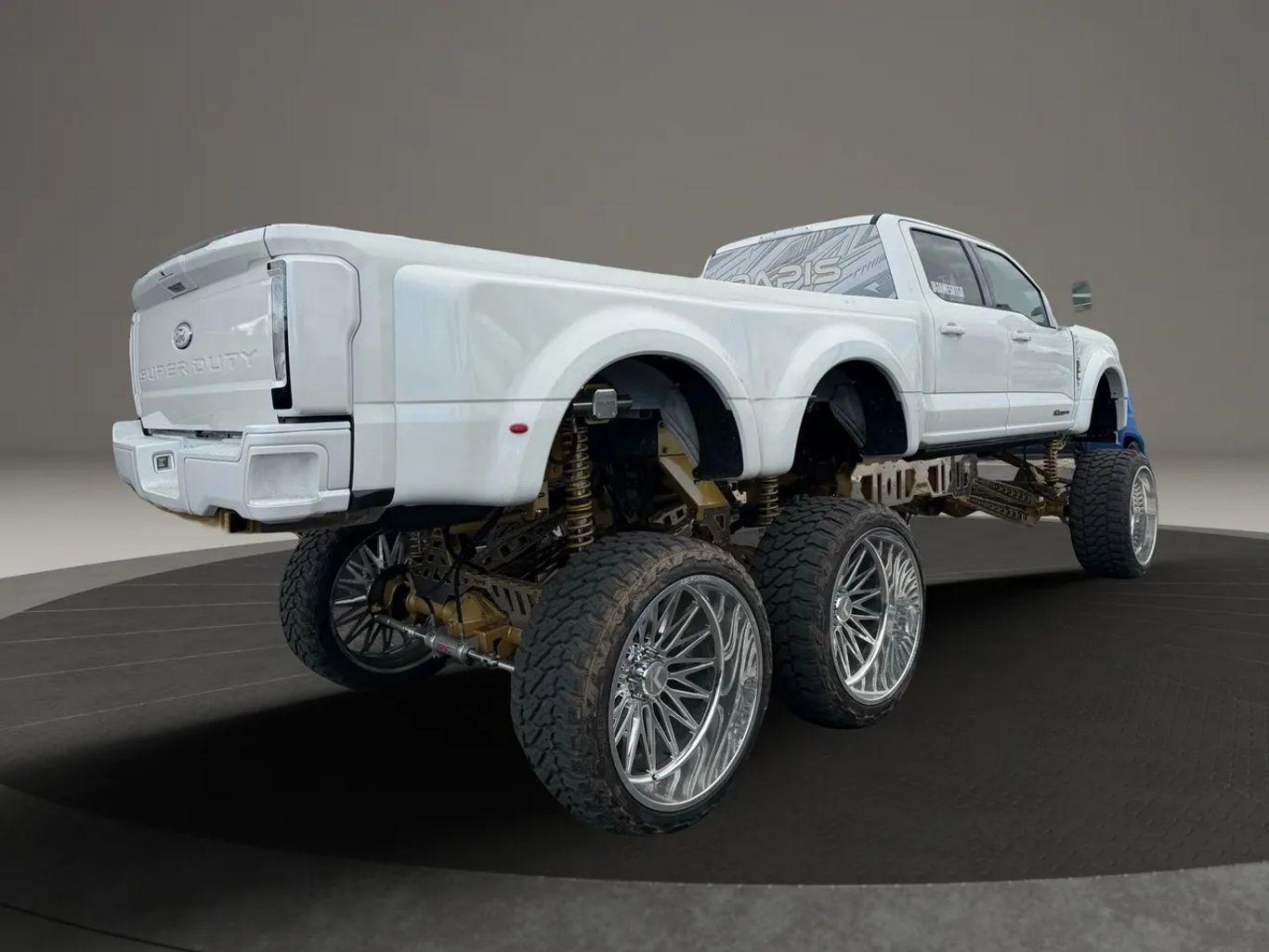 Ford F550 Super Duty Crew Cab & Chassis Lariat W/203" Wb Cab & Chassis 4D - Thumbnail 9