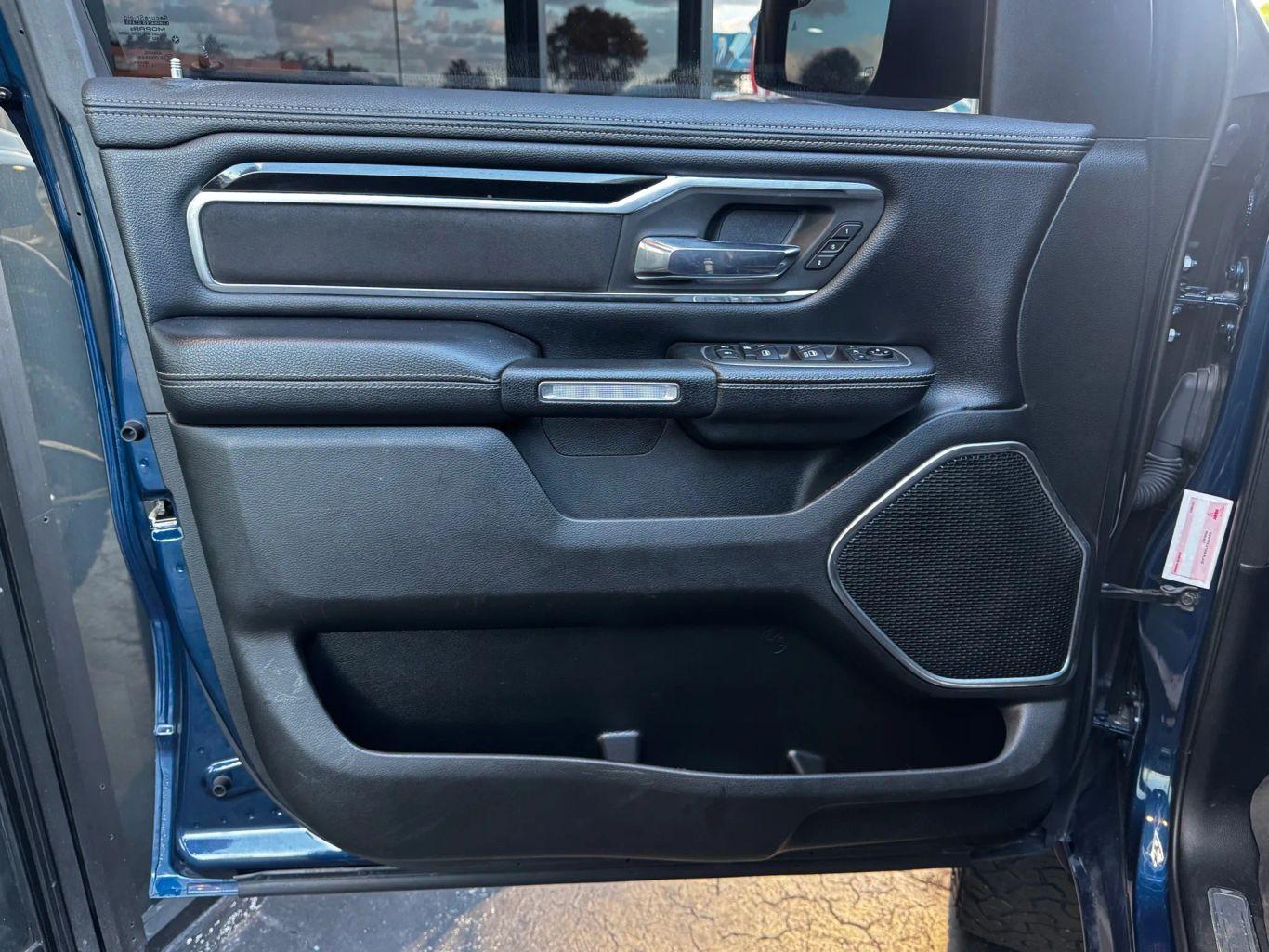 Ram 1500 Crew Cab Laramie Pickup 4D 5 1/2 Ft - Thumbnail 11