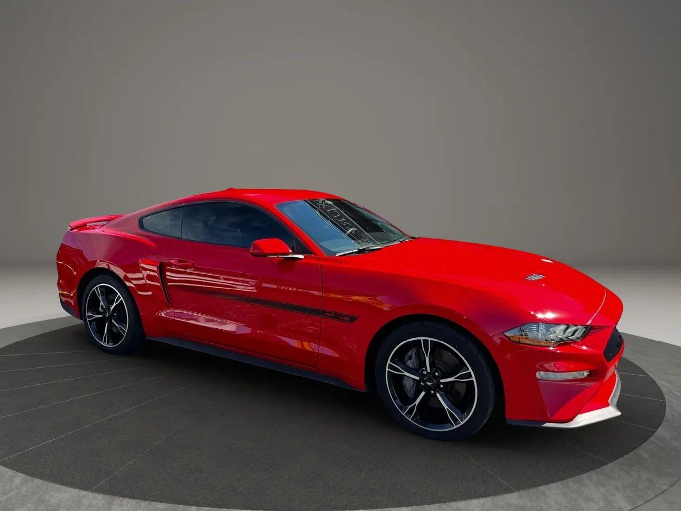Ford Mustang Gt Premium Coupe 2D - Thumbnail 3