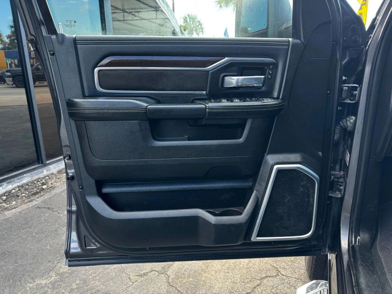 Ram 2500 Crew Cab Laramie Pickup 4D 6 1/3 Ft - Thumbnail 12