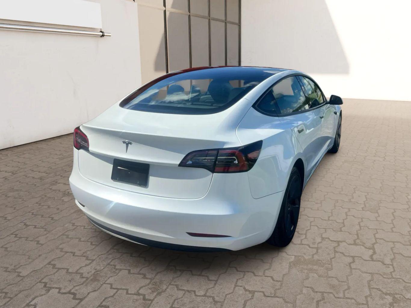 Tesla Model 3 - Thumbnail 7