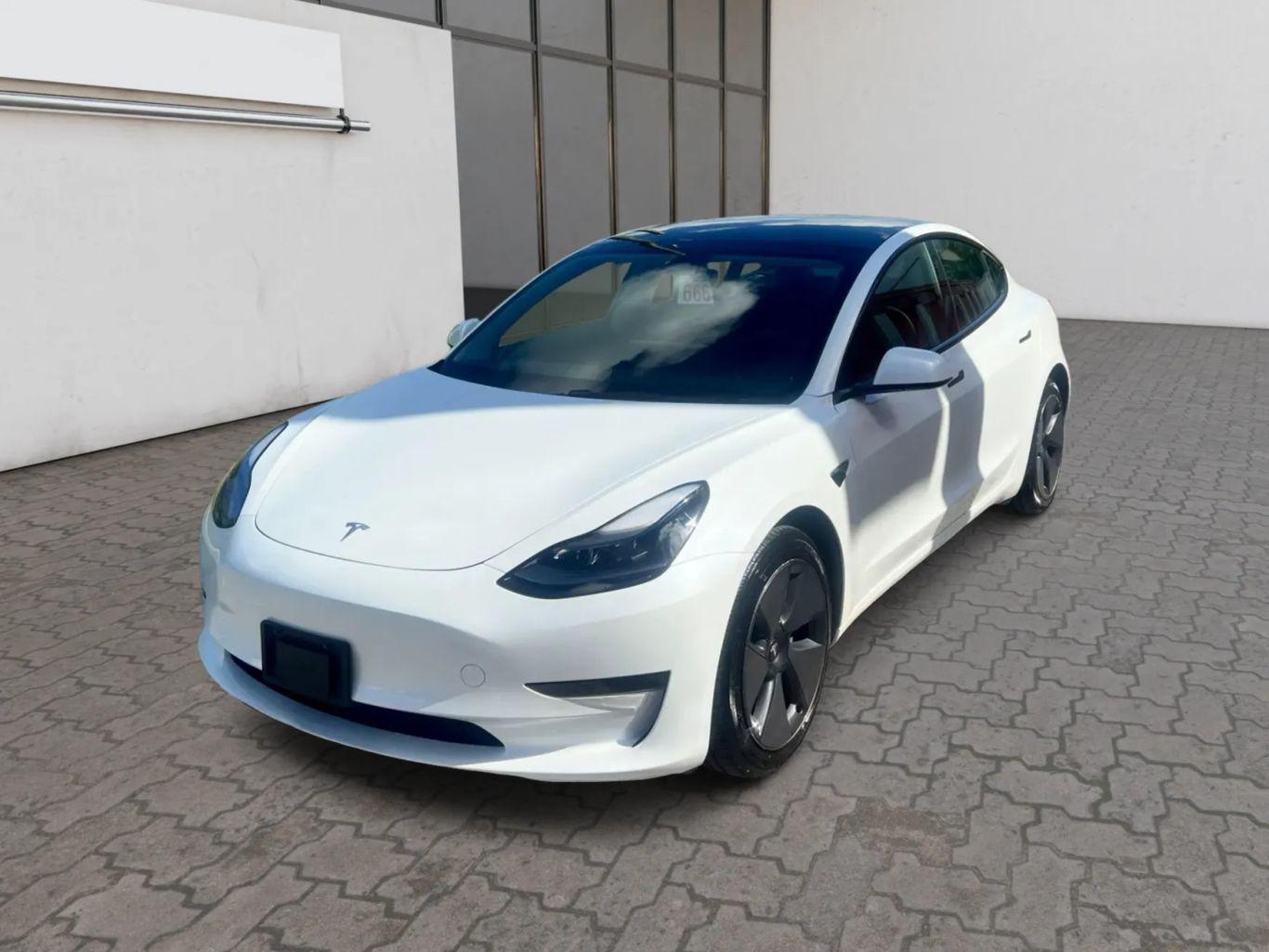Tesla Model 3 - Thumbnail 3