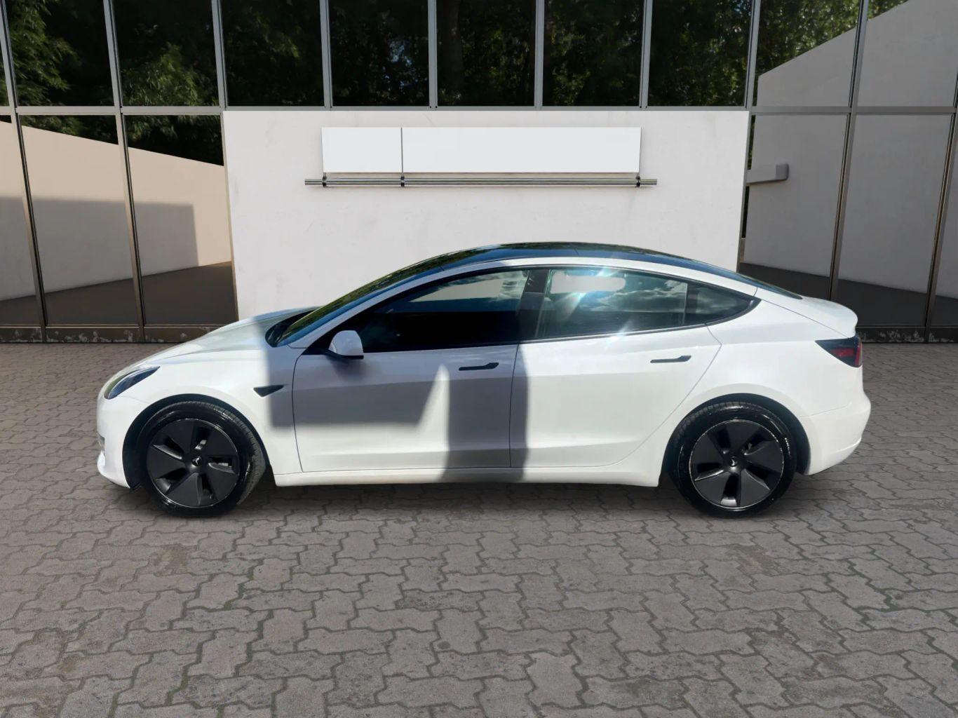 Tesla Model 3 - Thumbnail 4