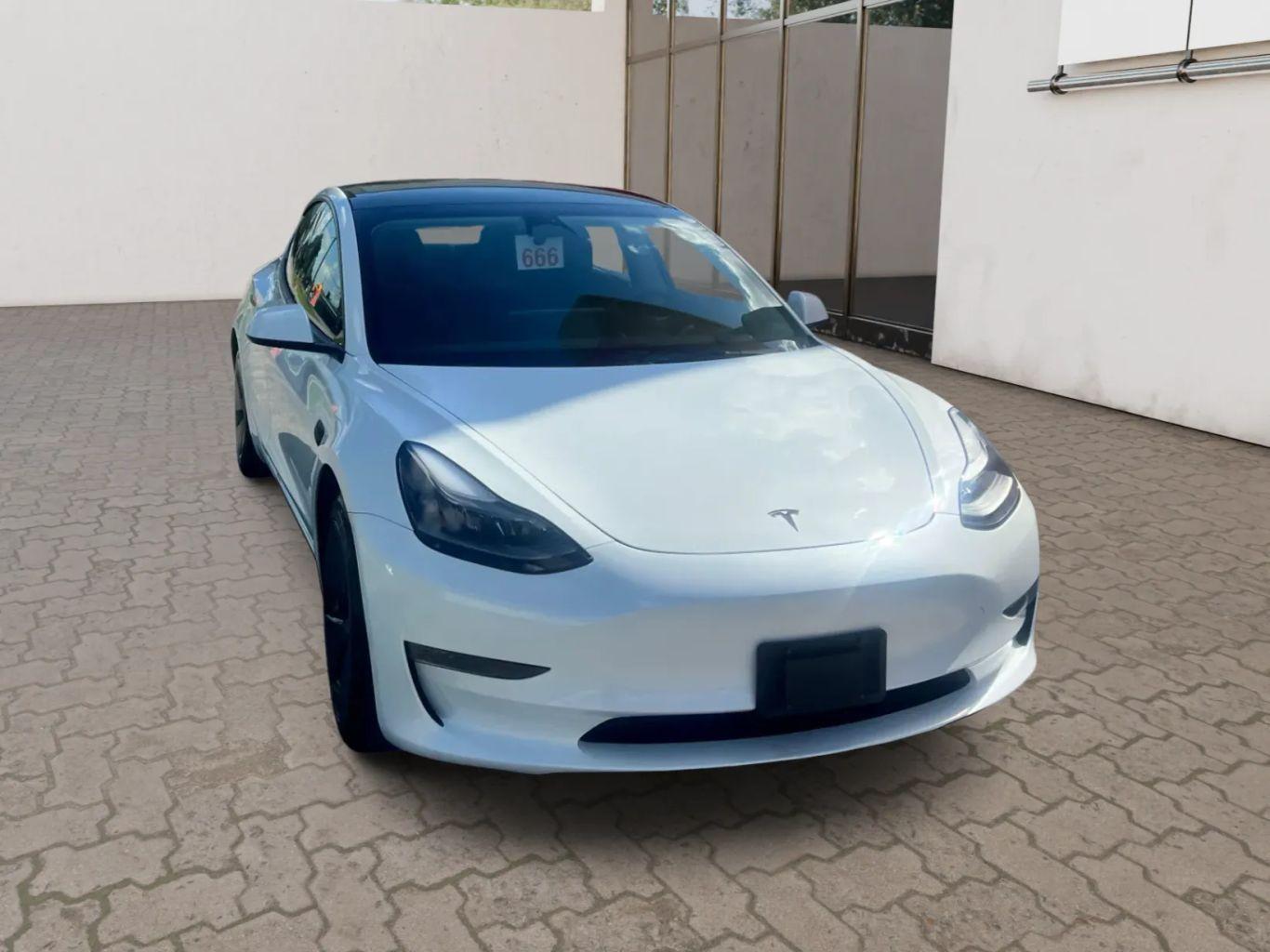 Tesla Model 3 - Thumbnail 9