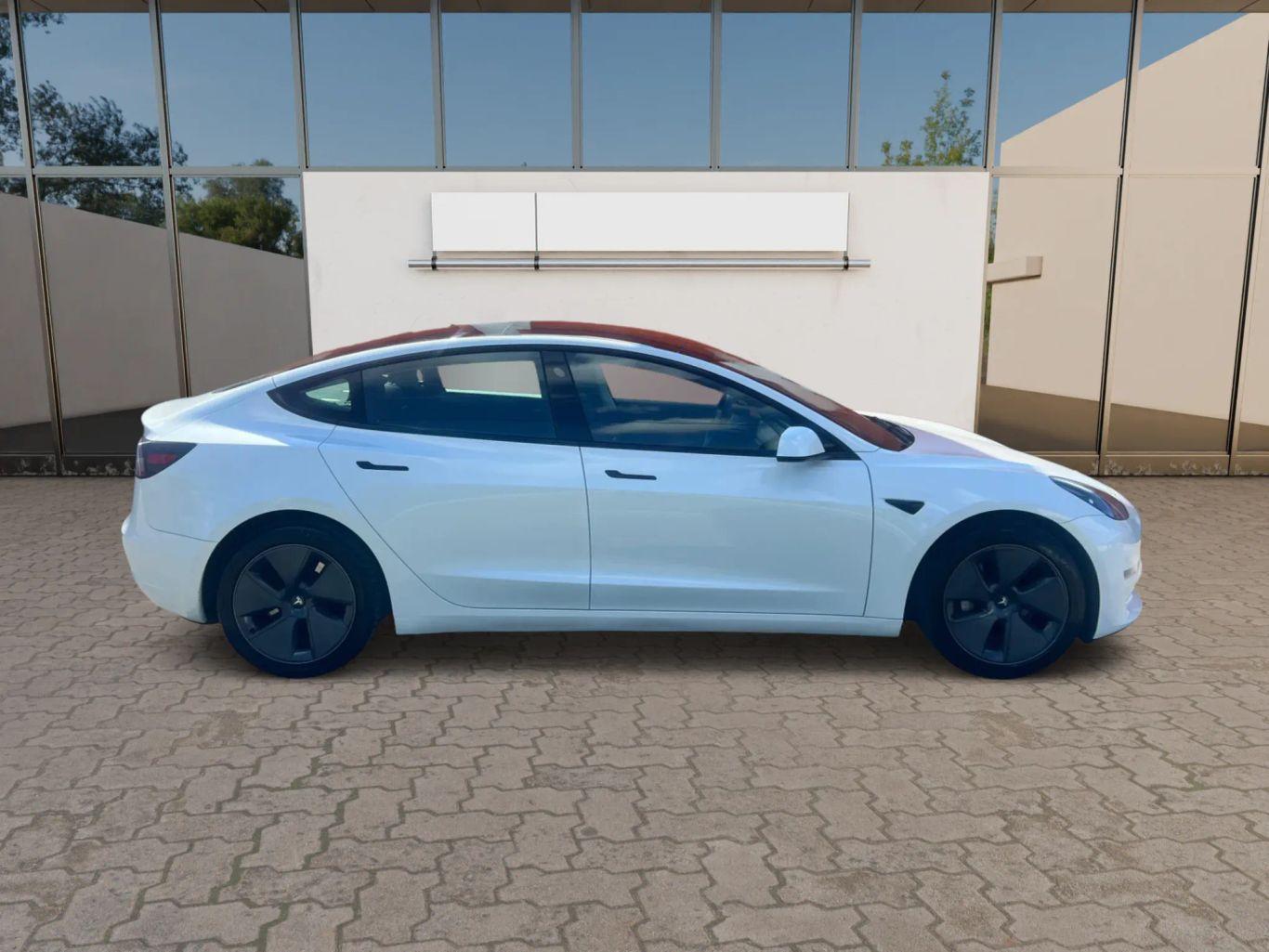 Tesla Model 3 - Thumbnail 8
