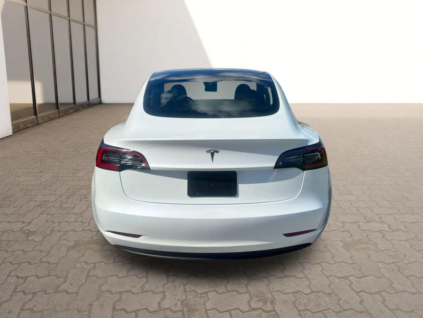 Tesla Model 3 - Thumbnail 6