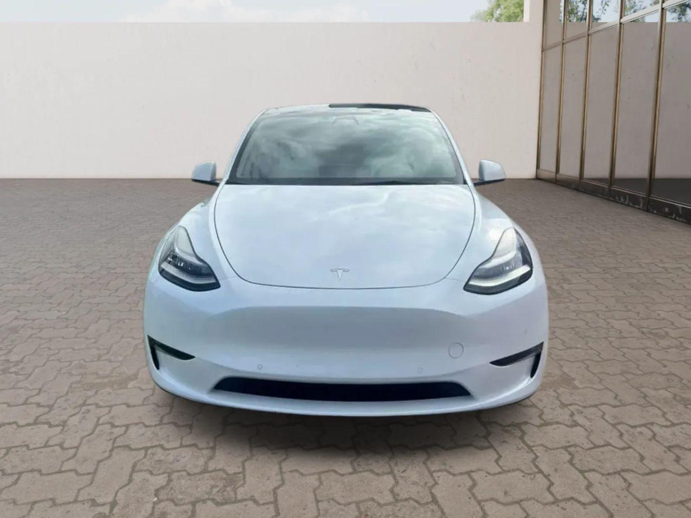 Tesla Model Y - Thumbnail 2