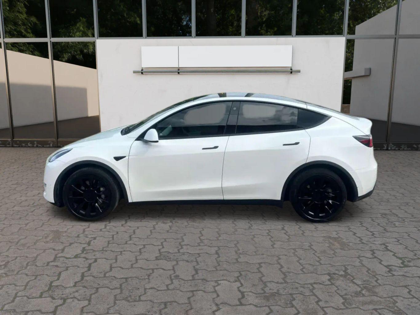 Tesla Model Y - Thumbnail 4