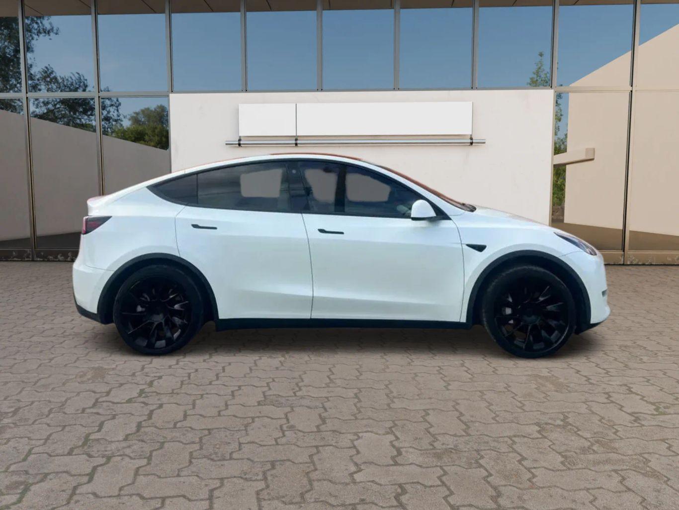 Tesla Model Y - Thumbnail 8