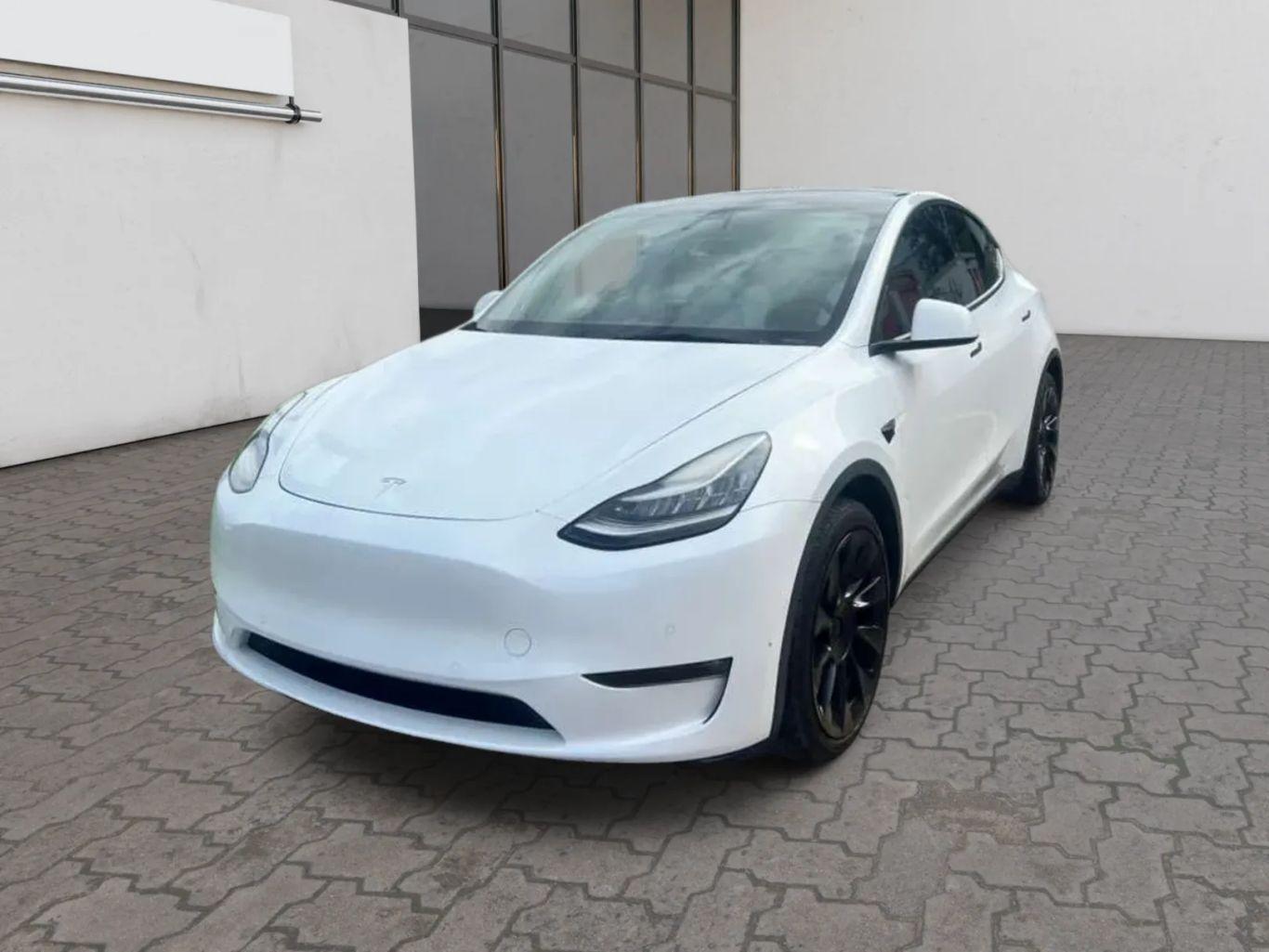 Tesla Model Y - Thumbnail 3