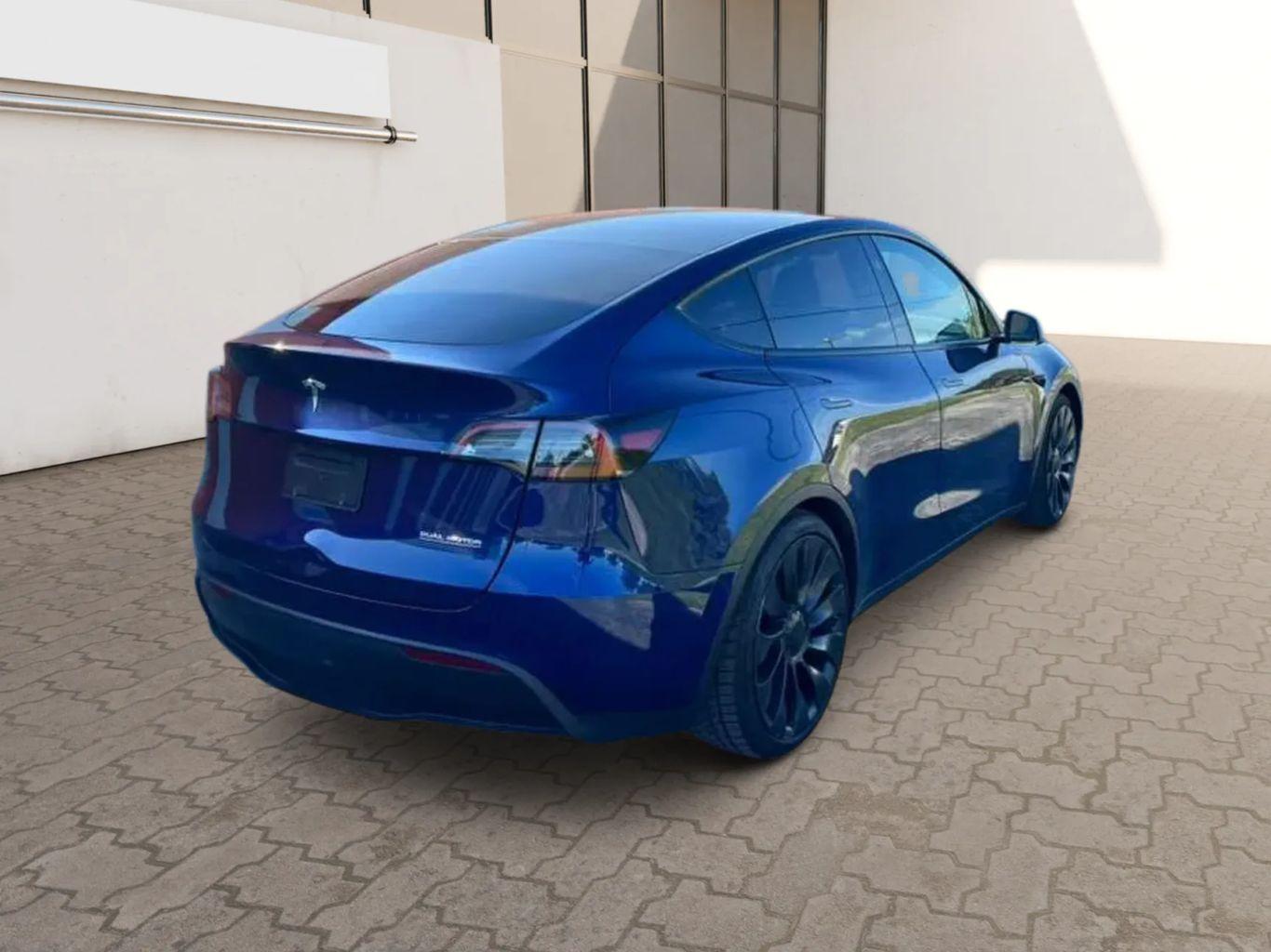 Tesla Model Y - Thumbnail 7