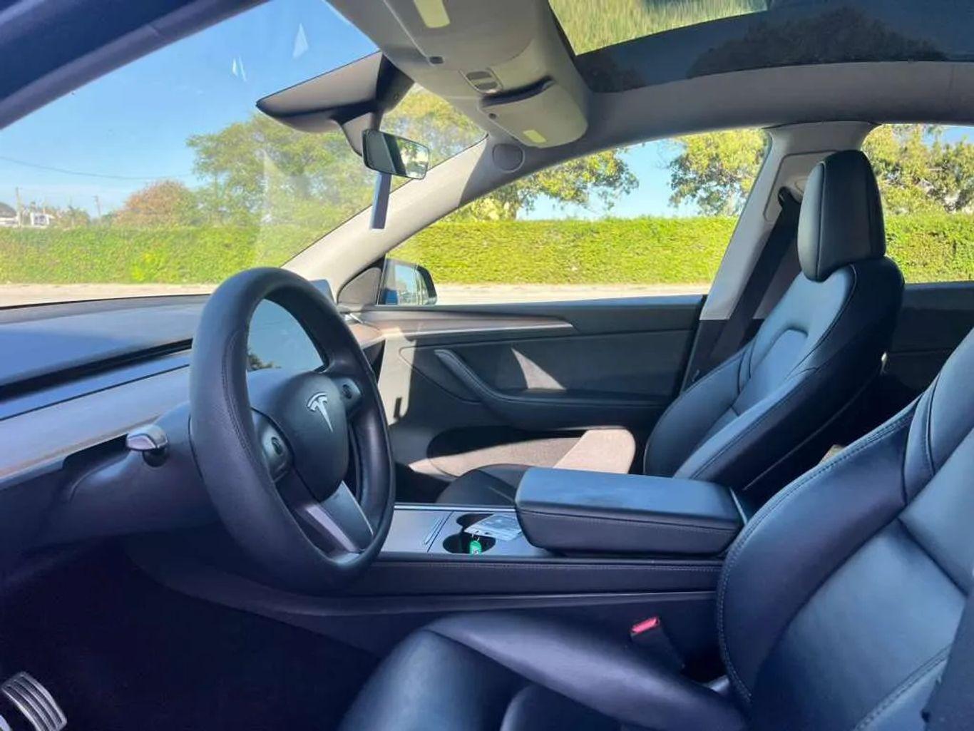 Tesla Model Y - Thumbnail 11