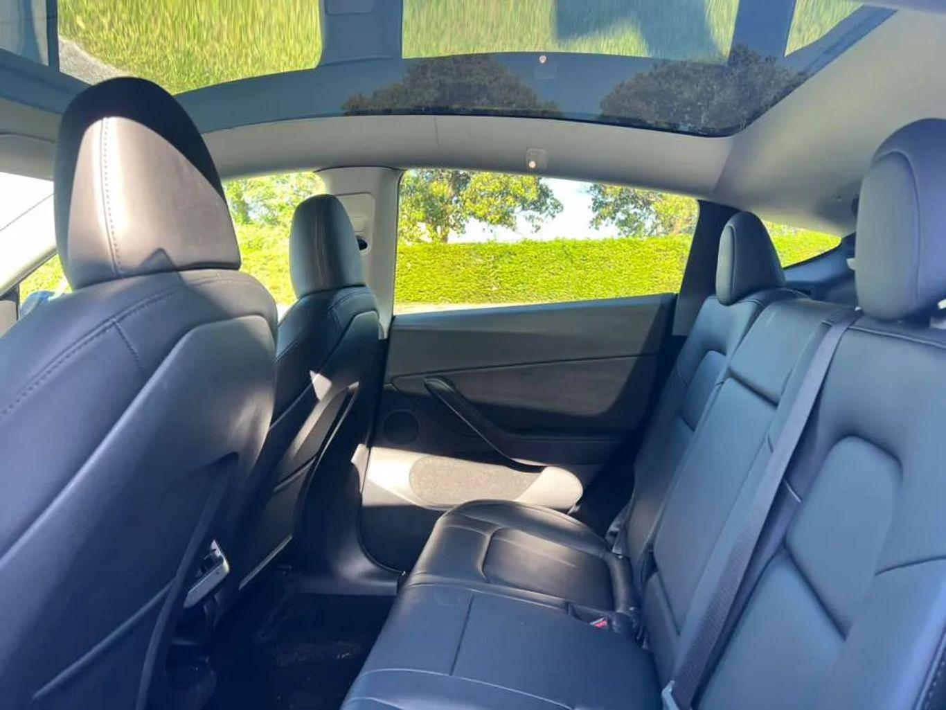 Tesla Model Y - Thumbnail 2