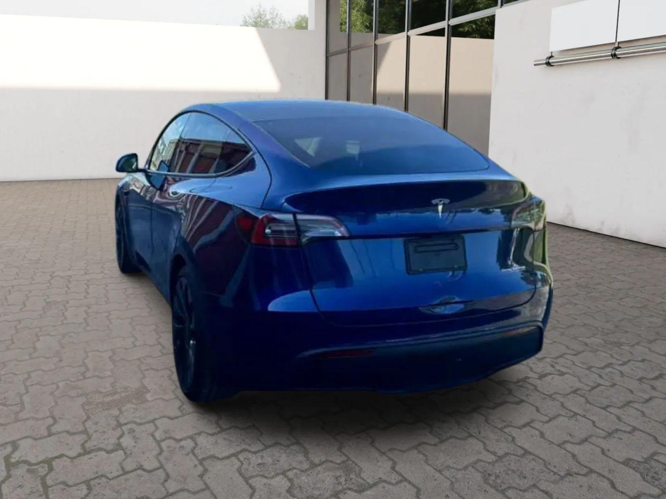 Tesla Model Y - Thumbnail 5