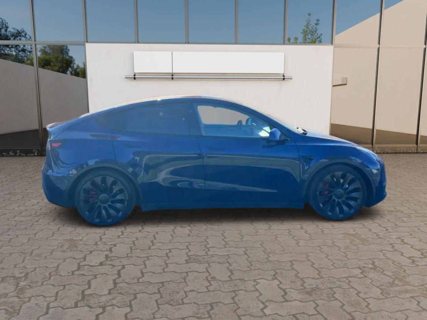 Tesla Model Y - Thumbnail 8