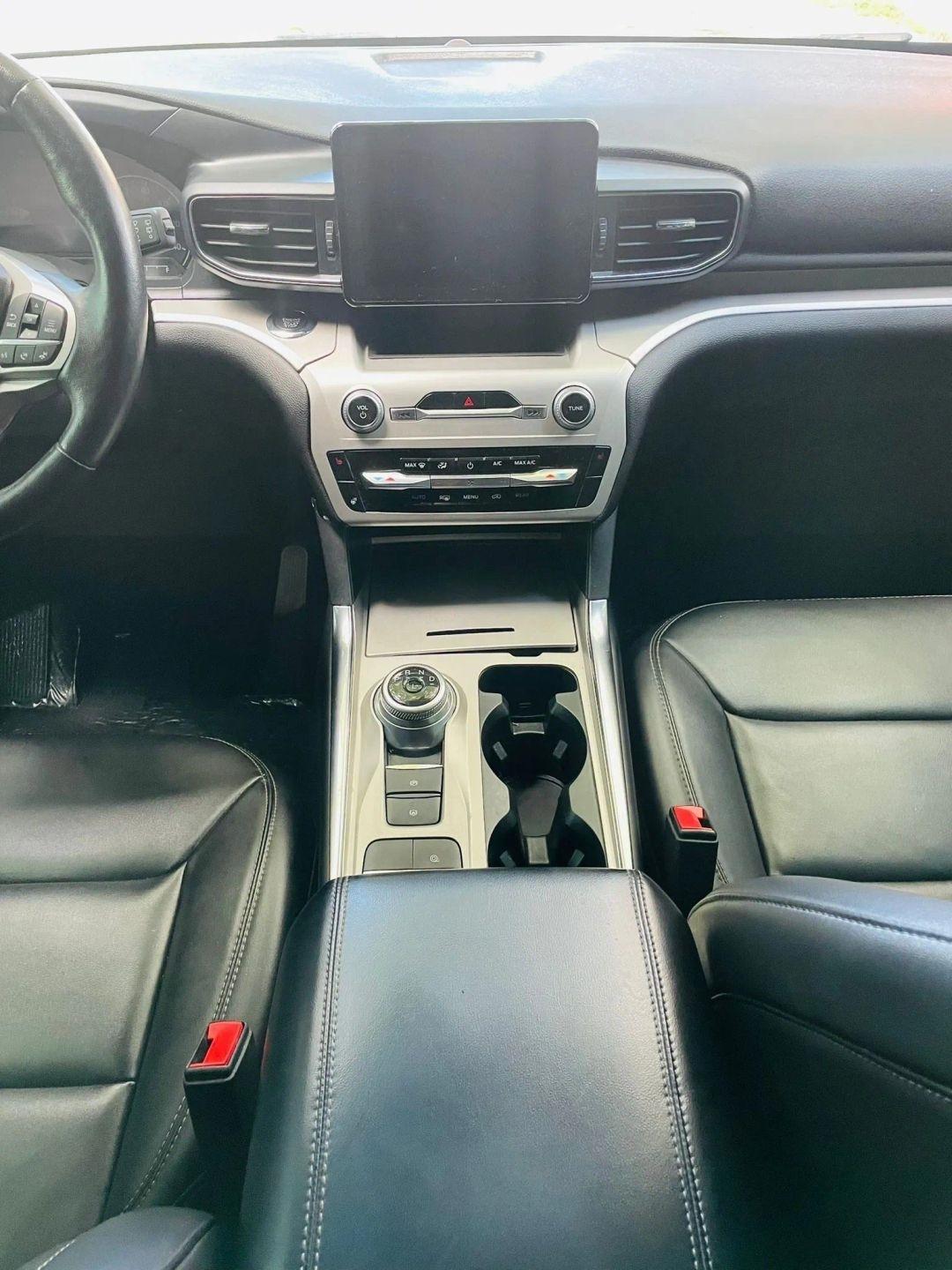 Ford Explorer - Thumbnail 4