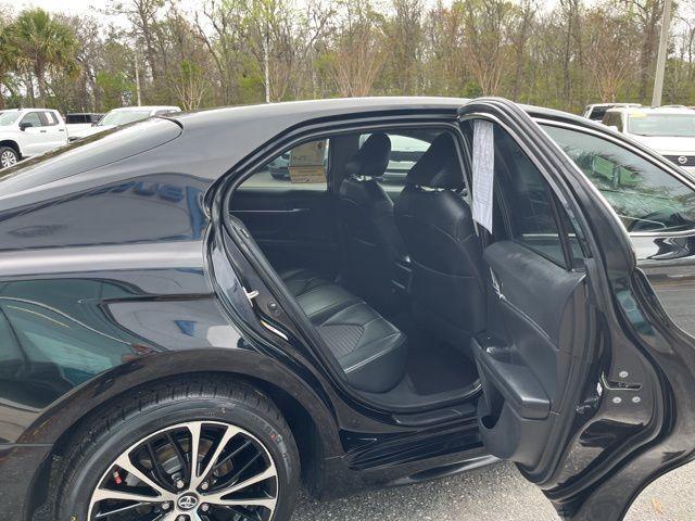 Toyota Camry - Thumbnail 10