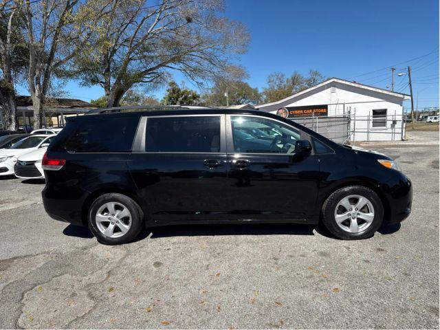 TOYOTA SIENNA - Thumbnail 4