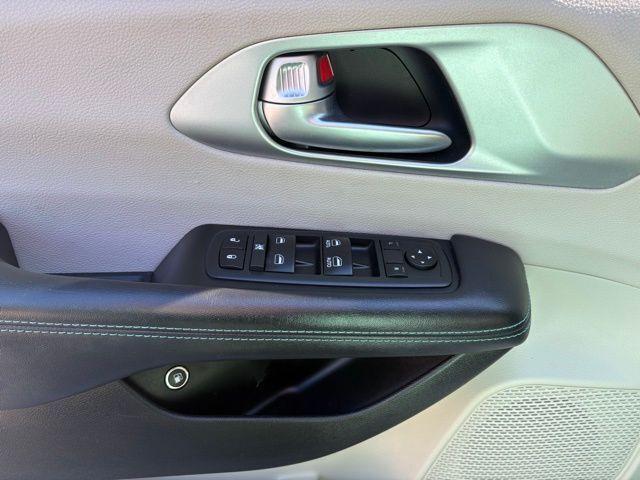 Chrysler Pacifica Hybrid - Thumbnail 13