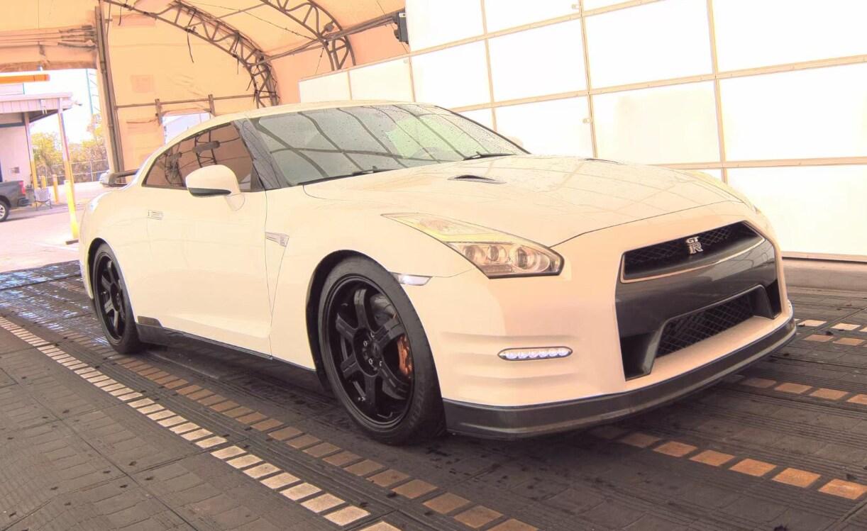Nissan Gt-R Premium - Thumbnail 13